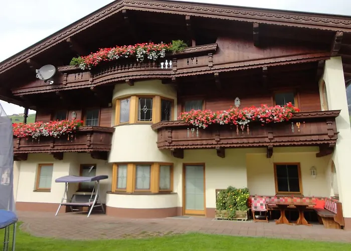 Regina Apartment Tux